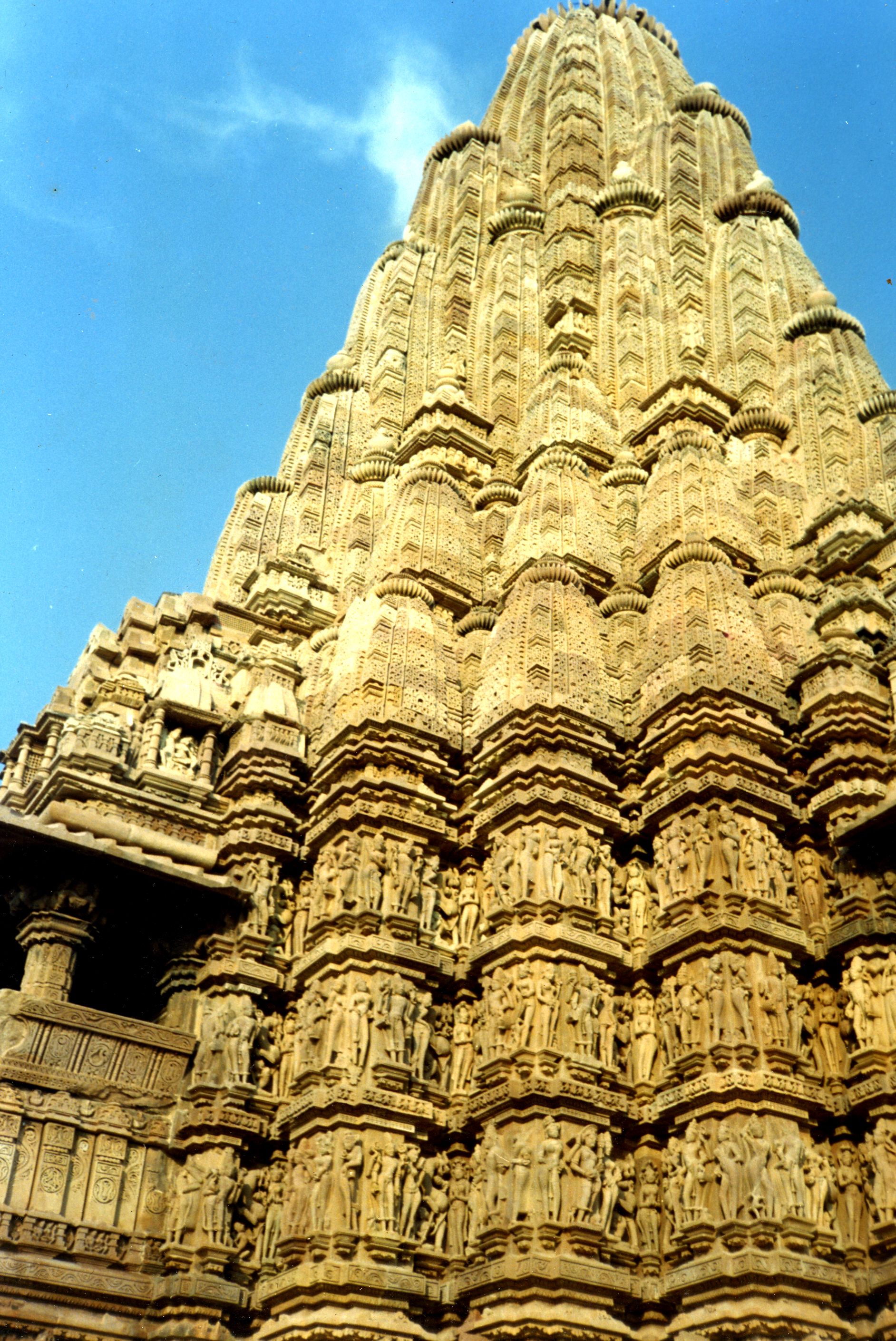 ../_images/Kandariya_mahadeva_temple.jpg